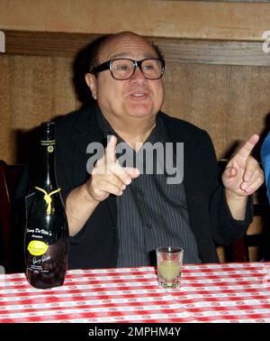 Danny DeVito nimmt an einer Veranstaltung Teil, bei der Planet Hollywoods Kauf der italienischen Restaurantkette Buca di Beppo gefeiert wird. Die Veranstaltung feierte auch die Eröffnung des Restaurants Buca de Beppo auf dem Universal CityWalk in Hollywood. Buca di Beppo wird nun Danny DeVitos neuen Premium Limoncello Likör servieren, wobei ein Teil des Erlöses aus dem Limoncello-Verkauf der Heart Association zugute kommt. Los Angeles, Kalifornien. 1/28/09. Stockfoto