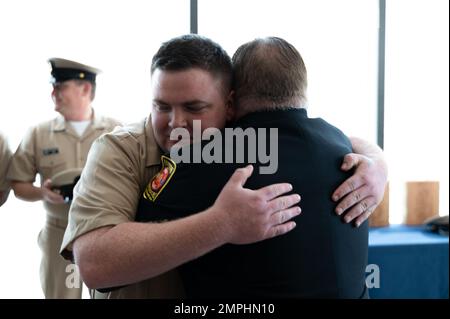 ST. LOUIS (21. Oktober 2022) Chief Gunner's Mate James Forbuss, der der Navy Talent Acquisition Group (NTAG) Mid America zugeteilt wurde, umarmt seinen Vater während einer Pinningzeremonie für den Chief Petty Officer am 21. Oktober 2022. NTAG Mid America, Teil des Navy Recruiting Command, rekrutiert die nächste Generation von Navy-Matrosen in verschiedenen Gebieten, die Missouri, Kansas, Zentral- und Süd-Illinois und einen Teil von Kentucky umfassen. Stockfoto