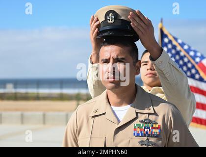 CORONADO, Kalifornien (21. Oktober 2022) Chief Electronics Technician Jorge Ibarra, dem Naval Special Warfare Tactical Communications Command 1 zugeteilt, erhält während einer Festungszeremonie im Silver Strand Training Complex die Deckung seines leitenden Petty Officers. Naval Special Warfare ist die landesweit führende Spezialeinsatztruppe für die Seeschifffahrt. Sie ist einzigartig positioniert, um die Reichweite der Flotte zu erweitern und Marinekommandeure und Kommandeure der gemeinsamen Einsatzkräfte mit allen Domänen auszustatten. Stockfoto