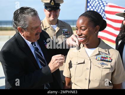 CORONADO, Kalifornien (21. Oktober 2022) Chief Intelligence Specialist Krystal-Joy Kelley, der Naval Special Warfare Group 1 zugeteilt, empfängt ihre Anker während einer Pinnzeremonie für Chief Petty Officer im Silver Strand Training Complex. Naval Special Warfare ist die landesweit führende Spezialeinsatztruppe für die Seeschifffahrt. Sie ist einzigartig positioniert, um die Reichweite der Flotte zu erweitern und Marinekommandeure und Kommandeure der gemeinsamen Einsatzkräfte mit allen Domänen auszustatten. Stockfoto