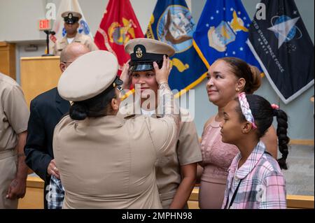 221021-N-WF272-1486 PHILADELPHIA (21. Okt. 2022) Chief Navy Counselor Rosa Mambrufranco aus der Dominikanischen Republik, der Navy Talent Acquisition Group Philadelphia zugewiesen, erhält ihre Kombinationsabdeckung von Senior Chief Aviation Ordnanceman Deseret Dejesus, ein Einheimischer aus Philadelphia, während einer Pinning-Zeremonie des Chief Petty Officer bei Naval Support Activity am 21. Okt. 2022. Neun neue Chiefs erhielten ihre Anker und legten ihre neue Titelseite zum ersten Mal vor ihren Kollegen, Führungspersönlichkeiten, Familienmitgliedern und Freunden auf. Navy Talent Acquisition Group Philadelphia enco Stockfoto