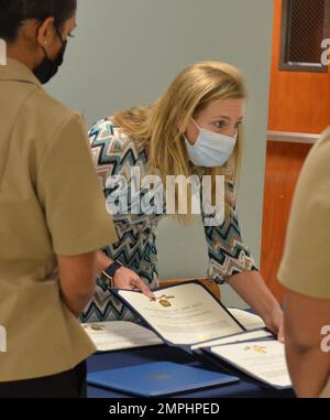 JACKSONVILLE, Florida (21. Okt. 2022) - Annabelle Dalton, Marinekrankenhaus Jacksonville's Command Awards Clerk, bereitet Auszeichnungen für die Präsentation durch die Kommandoleitung vor. Dalton, ein Einheimischer aus Lancaster, Pennsylvania, sagt: „Es ist wichtig, unser Militär- und Zivilpersonal für seine beruflichen Leistungen und Meilensteine zu würdigen.“ Stockfoto