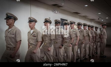 MARINESTÜTZPUNKT GUAM (OKT 24, 2022) Matrosen, Zivilisten und Militärfamilien versammelten sich, um während einer Festungszeremonie an Bord des US-Marinestützpunktes Guam (NBG) in Nimitz Hill am 21. Oktober die Einweihung mehrerer der neuesten kleinlichen Offiziere der Region zu erleben. Die 13 neu angehefteten Häupter repräsentierten die folgenden Kommandos: - NBG - Kommandant, Joint Region Marianas - Naval Hospital Guam - 30. Naval Construction Regiment - Naval Mobile Construction Bataillon 11 - Naval Recruiting Office Guam - Priority Management Office - Naval Munitions Command East Asia Division Unit Guam A Stockfoto