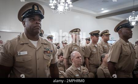 MARINESTÜTZPUNKT GUAM (OKT 24, 2022) Matrosen, Zivilisten und Militärfamilien versammelten sich, um während einer Festungszeremonie an Bord des US-Marinestützpunktes Guam (NBG) in Nimitz Hill am 21. Oktober die Einweihung mehrerer der neuesten kleinlichen Offiziere der Region zu erleben. Die 13 neu angehefteten Häupter repräsentierten die folgenden Kommandos: - NBG - Kommandant, Joint Region Marianas - Naval Hospital Guam - 30. Naval Construction Regiment - Naval Mobile Construction Bataillon 11 - Naval Recruiting Office Guam - Priority Management Office - Naval Munitions Command East Asia Division Unit Guam A Stockfoto