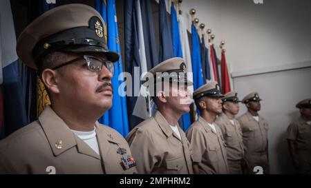 MARINESTÜTZPUNKT GUAM (OKT 24, 2022) Matrosen, Zivilisten und Militärfamilien versammelten sich, um während einer Festungszeremonie an Bord des US-Marinestützpunktes Guam (NBG) in Nimitz Hill am 21. Oktober die Einweihung mehrerer der neuesten kleinlichen Offiziere der Region zu erleben. Die 13 neu angehefteten Häupter repräsentierten die folgenden Kommandos: - NBG - Kommandant, Joint Region Marianas - Naval Hospital Guam - 30. Naval Construction Regiment - Naval Mobile Construction Bataillon 11 - Naval Recruiting Office Guam - Priority Management Office - Naval Munitions Command East Asia Division Unit Guam A Stockfoto