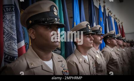 MARINESTÜTZPUNKT GUAM (OKT 24, 2022) Matrosen, Zivilisten und Militärfamilien versammelten sich, um während einer Festungszeremonie an Bord des US-Marinestützpunktes Guam (NBG) in Nimitz Hill am 21. Oktober die Einweihung mehrerer der neuesten kleinlichen Offiziere der Region zu erleben. Die 13 neu angehefteten Häupter repräsentierten die folgenden Kommandos: - NBG - Kommandant, Joint Region Marianas - Naval Hospital Guam - 30. Naval Construction Regiment - Naval Mobile Construction Bataillon 11 - Naval Recruiting Office Guam - Priority Management Office - Naval Munitions Command East Asia Division Unit Guam A Stockfoto