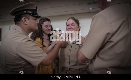 MARINESTÜTZPUNKT GUAM (OKT 24, 2022) Matrosen, Zivilisten und Militärfamilien versammelten sich, um während einer Festungszeremonie an Bord des US-Marinestützpunktes Guam (NBG) in Nimitz Hill am 21. Oktober die Einweihung mehrerer der neuesten kleinlichen Offiziere der Region zu erleben. Die 13 neu angehefteten Häupter repräsentierten die folgenden Kommandos: - NBG - Kommandant, Joint Region Marianas - Naval Hospital Guam - 30. Naval Construction Regiment - Naval Mobile Construction Bataillon 11 - Naval Recruiting Office Guam - Priority Management Office - Naval Munitions Command East Asia Division Unit Guam A Stockfoto