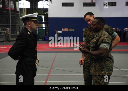USA Marine Corps Gunnery Sgt. Tafari N. Delsol, Right, ein Sergeant Instructor beim Naval Reserve Officer Training Corps SUNY Maritime College, inspiziert einen Bohrer während des 41. Jährlichen Cornell University Invitational Drill Competition, Ithaca, New York, 22. Oktober 2022. Mehr als 300 Navy Midshipmen und Militärkadetten von der Ostküste nahmen an den Wettkämpfen Teil. Der Wettkampf umfasst enge Übungen und ein breites Spektrum an Fitness-Herausforderungen. Stockfoto