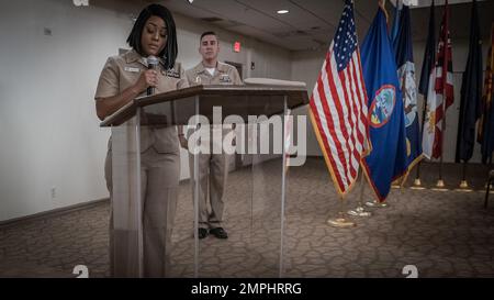 MARINESTÜTZPUNKT GUAM (OKT 24, 2022) Matrosen, Zivilisten und Militärfamilien versammelten sich, um während einer Festungszeremonie an Bord des US-Marinestützpunktes Guam (NBG) in Nimitz Hill am 21. Oktober die Einweihung mehrerer der neuesten kleinlichen Offiziere der Region zu erleben. Die 13 neu angehefteten Häupter repräsentierten die folgenden Kommandos: - NBG - Kommandant, Joint Region Marianas - Naval Hospital Guam - 30. Naval Construction Regiment - Naval Mobile Construction Bataillon 11 - Naval Recruiting Office Guam - Priority Management Office - Naval Munitions Command East Asia Division Unit Guam A Stockfoto