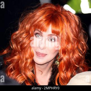 Cher auf der britischen Premiere von „Burlesque“ am Empire Leicester Square. London, Großbritannien. 12/13/10. Stockfoto