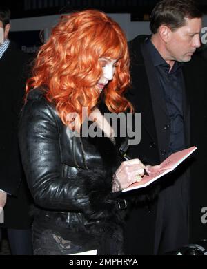 Cher auf der britischen Premiere von „Burlesque“ am Empire Leicester Square. London, Großbritannien. 12/13/10. Stockfoto