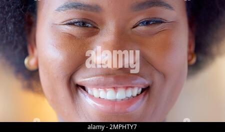 Selbstbewusste und stolze schwarze Frau, die lächelt, Stärke und würde zeigt. Nahaufnahme von Gesicht und Kopf einer hübschen jungen afroamerikanischen Frau Stockfoto