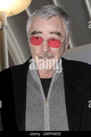 Burt Reynolds wurde bei der Ankunft am Flughafen LAX von einem Flug aus Ft. Lauderdale, Florida. Der 76-jährige Schauspieler, Ned Beatty und Ronny Cox, waren zusammen mit Jon Voight in Palm Beach und bewerben die Blu-ray-Ausgabe von „Deliverance“ zum 40. Jubiläum. Los Angeles, Kalifornien. 27. Juni 2012 . Stockfoto