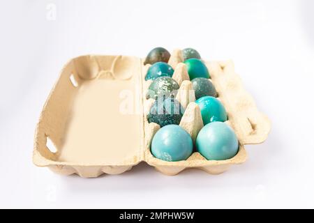 Farbenfrohe Ostereier im Karton. Traditionelle festliche Einrichtung. Stockfoto