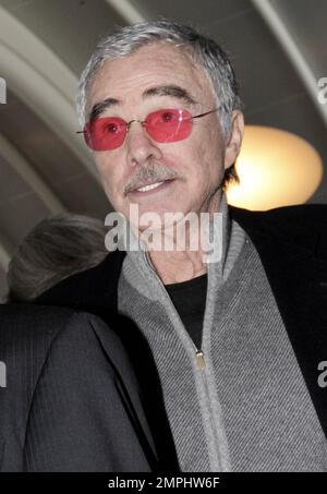 Burt Reynolds wurde bei der Ankunft am Flughafen LAX von einem Flug aus Ft. Lauderdale, Florida. Der 76-jährige Schauspieler, Ned Beatty und Ronny Cox, waren zusammen mit Jon Voight in Palm Beach und bewerben die Blu-ray-Ausgabe von „Deliverance“ zum 40. Jubiläum. Los Angeles, Kalifornien. 27. Juni 2012 . Stockfoto