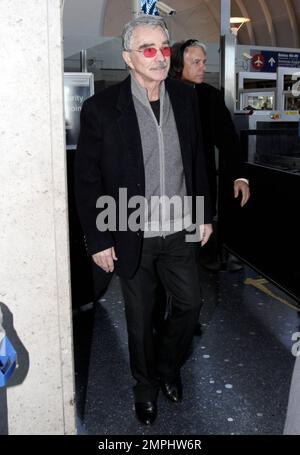 Burt Reynolds wurde bei der Ankunft am Flughafen LAX von einem Flug aus Ft. Lauderdale, Florida. Der 76-jährige Schauspieler, Ned Beatty und Ronny Cox, waren zusammen mit Jon Voight in Palm Beach und bewerben die Blu-ray-Ausgabe von „Deliverance“ zum 40. Jubiläum. Los Angeles, Kalifornien. 27. Juni 2012 . Stockfoto