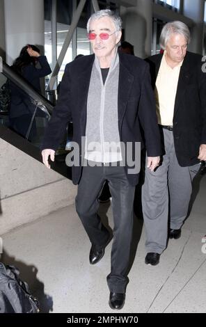 Burt Reynolds wurde bei der Ankunft am Flughafen LAX von einem Flug aus Ft. Lauderdale, Florida. Der 76-jährige Schauspieler, Ned Beatty und Ronny Cox, waren zusammen mit Jon Voight in Palm Beach und bewerben die Blu-ray-Ausgabe von „Deliverance“ zum 40. Jubiläum. Los Angeles, Kalifornien. 27. Juni 2012 . Stockfoto