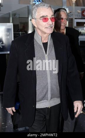 Burt Reynolds wurde bei der Ankunft am Flughafen LAX von einem Flug aus Ft. Lauderdale, Florida. Der 76-jährige Schauspieler, Ned Beatty und Ronny Cox, waren zusammen mit Jon Voight in Palm Beach und bewerben die Blu-ray-Ausgabe von „Deliverance“ zum 40. Jubiläum. Los Angeles, Kalifornien. 27. Juni 2012 . Stockfoto