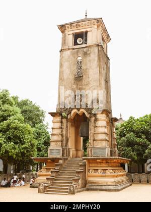 Ein Glockenturm im Kelaniya-Tempel. Der Kelaniya Raja Maha Vihara ist ein buddhistischer Tempel in Kelaniya, Sri Lanka. Stockfoto