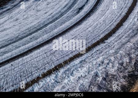 Luftaufnahme auf die eisige Oberfläche des Aletsch-Gletschers. Stockfoto