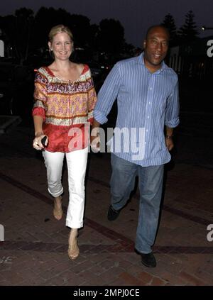 - Byron Allen und Frau Jennifer Lucas gehen zum Abendessen ins Restaurant Nobu in Malibu, Kalifornien. 8/7/09. . Stockfoto