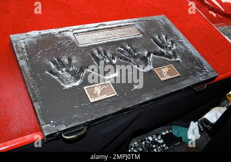 B'z, eine der erfolgreichsten und einflussreichsten Rockbands Japans, stand heute im Guitar Center in Hollywood zur Verfügung, um ihre Handprints zum Hollywood Rock Walk hinzufügen zu lassen. Sie sind die ersten Künstler aus Japan und ganz Asien, die in den Hollywood Rock Walk aufgenommen wurden. Die Band besteht aus Gitarrist Tak Matsumoto und Sänger Koshi Inaba. Seit 2007 hat das Duo allein in Japan über 75 Millionen Alben verkauft. Die Zeremonie wurde von dem renommierten Rock-DJ Jim Ladd durchgeführt. Ebenfalls zu Ehren des B'z waren der Gitarrenimpressario Steve Vai und Guns N' Roses Produzent Mike Clink. Hollywood, Kalifornien. 11/19/07 Stockfoto