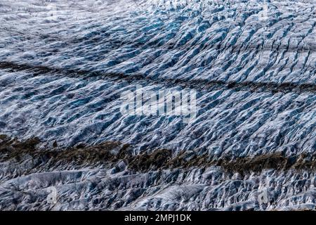 Luftaufnahme auf die eisige Oberfläche des Aletsch-Gletschers. Stockfoto