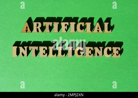 Künstliche Intelligenz, Wörter in hölzernen Buchstaben isoliert auf hellgrünem Hintergrund Stockfoto