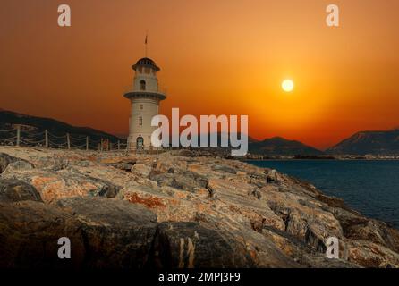 Leuchtturm bei Sonnenuntergang. Mittelmeer. Stockfoto