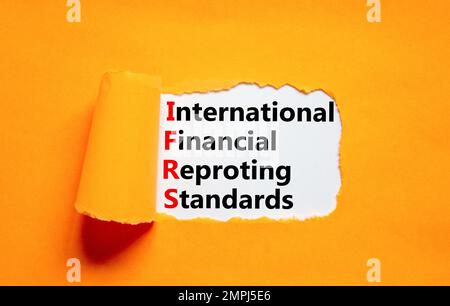 IFRS-Symbol. Konzeptbegriffe IFRS International Financial Reporting Standards auf Papier auf schönem orangefarbenen Hintergrund. International Finan der IFRS für Unternehmen Stockfoto