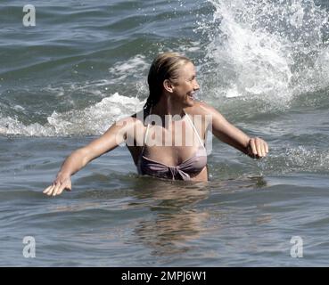 Cameron Diaz macht Wellen mit David Katzenberg Bodysurfen in Malibu, Kalifornien, 7/14/07. Alle Rechte in den USA, Großbritannien und Australien. Stockfoto