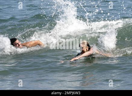 Cameron Diaz macht Wellen mit David Katzenberg Bodysurfen in Malibu, Kalifornien, 7/14/07. Alle Rechte in den USA, Großbritannien und Australien. Stockfoto