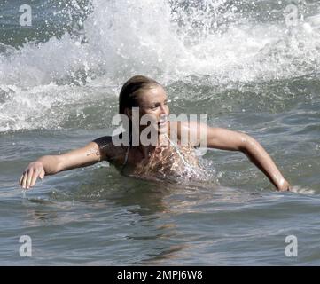 Cameron Diaz macht Wellen mit David Katzenberg Bodysurfen in Malibu, Kalifornien, 7/14/07. Alle Rechte in den USA, Großbritannien und Australien. Stockfoto