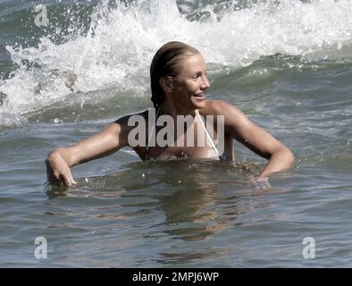 Cameron Diaz macht Wellen mit David Katzenberg Bodysurfen in Malibu, Kalifornien, 7/14/07. Nur Rechte IN DEN USA, Großbritannien und Australien. Stockfoto