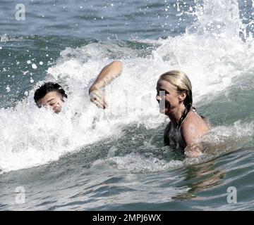 Cameron Diaz macht Wellen mit David Katzenberg Bodysurfen in Malibu, Kalifornien, 7/14/07. Nur Rechte IN DEN USA, Großbritannien und Australien. Stockfoto