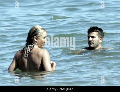 Cameron Diaz macht Wellen mit David Katzenberg Bodysurfen in Malibu, Kalifornien, 7/14/07. Nur Rechte IN DEN USA, Großbritannien und Australien. Stockfoto