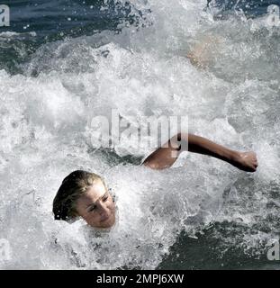 Cameron Diaz macht Wellen mit David Katzenberg Bodysurfen in Malibu, Kalifornien, 7/14/07. Nur Rechte IN DEN USA, Großbritannien und Australien. Stockfoto