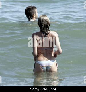 Cameron Diaz macht Wellen mit David Katzenberg Bodysurfen in Malibu, Kalifornien, 7/14/07. Nur Rechte IN DEN USA, Großbritannien und Australien. Stockfoto