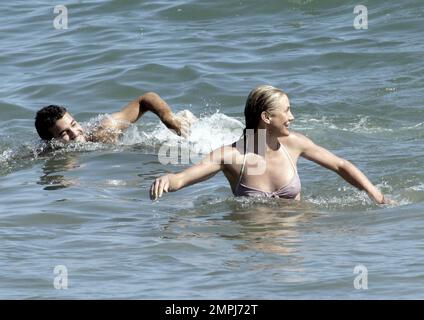 Cameron Diaz macht Wellen mit David Katzenberg Bodysurfen in Malibu, Kalifornien, 7/14/07. Nur Rechte IN DEN USA, Großbritannien und Australien. Stockfoto