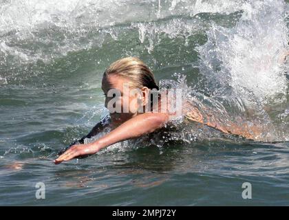 Cameron Diaz macht Wellen mit David Katzenberg Bodysurfen in Malibu, Kalifornien, 7/14/07. Nur Rechte IN DEN USA, Großbritannien und Australien. Stockfoto