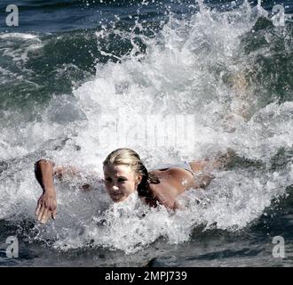 Cameron Diaz macht Wellen mit David Katzenberg Bodysurfen in Malibu, Kalifornien, 7/14/07. Nur Rechte IN DEN USA, Großbritannien und Australien. Stockfoto