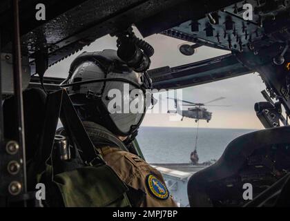 221023-N-YD731-1365 ADRIA (OKT 23, 2022) LT. David Barta, dem Helicopter Sea Combat Squadron (HSC) 5 zugewiesen, fliegt einen MH-60s Knighthawk-Hubschrauber während eines vertikalen Nachschubhubschraubers auf See, 23. Oktober 2022. TCarrier Air Wing (CVW) 7 ist die offensive Luft- und Schlagkomponente von CSG-10 und GHWBCSG. Die Geschwader von CVW-7 sind Strike Fighter Squadron (VFA) 143, VFA-103, VFO-86, VFA-136, Electronic Attack Squadron (VAQ) 140, VAW-121, HSC-5 und Helicopter Maritime Strike Squadron (HSM) 46. The George H.W. Die Bush Carrier Strike Group befindet sich im geplanten Einsatz bei den US-Marinestreitkräften Europ Stockfoto