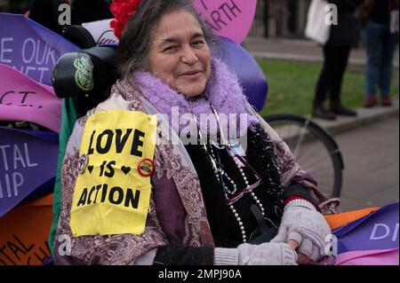 Am 30. 2023. Januar protestieren Demonstranten gegen das House of Lords, da das Gesetz, der Polizei mehr Macht zu geben, diskutiert wird, Mary-Ellen, Behinderung Stockfoto