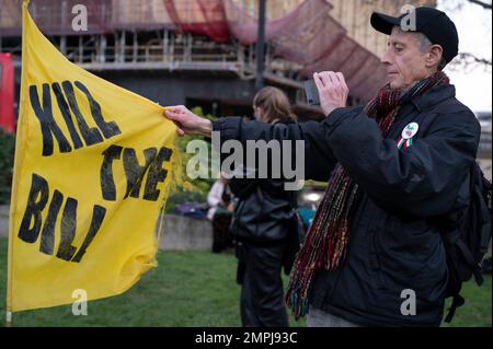 Am 30. 2023. Januar protestieren Demonstranten gegen das House of Lords, da der Gesetzentwurf, der Polizei mehr Macht zu geben, politisch von Peter Tatchell diskutiert wird Stockfoto