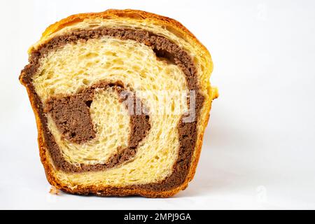 Kokoslaib in Scheiben, traditionelles rumänisches süßes Brot für Weihnachten und Ostern, isoliert auf weißem Hintergrund Stockfoto