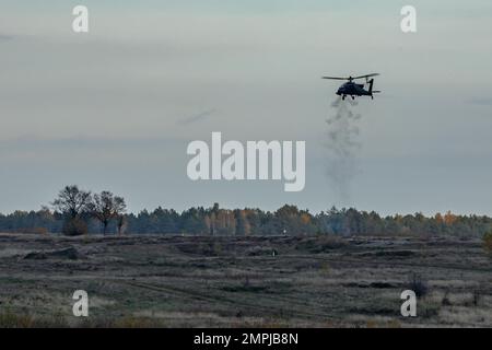 US-Soldaten, die der 3. Staffel, dem 6. Kavallerie-Regiment, der Kampfluftfahrt-Brigade, der 1. Panzerdivision (1AD CAB) zugeteilt sind, feuern die M230. Kettenpistole auf einen AH-64D Apache Longbow bei Trainingszielen in Drawsko Pomorskie, Polen, 25. Oktober 2022. Der 1AD CAB ist unter anderem der 1. Infanterie-Division zugeteilt und arbeitet stolz mit NATO-Verbündeten und regionalen Sicherheitspartnern zusammen, um Kampfkräfte für das V Corps, Amerikas vorwärtsgebrachtes Korps in Europa, bereitzustellen. Stockfoto