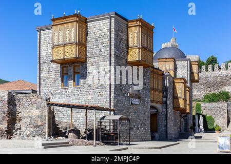 Akhaltsikhe, Georgien, 07.06.21. Hotel Gino Wellness Rabati Gebäude im Innenhof des Schlosses Akhaltsikhe mit georgianischen Holzbalkonen. Stockfoto