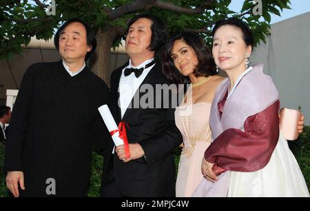 Salma Hayek posiert mit der Besetzung und Crew des südkoreanischen Films „Poetry“, Schriftsteller und Regisseur Chang-dong Lee (L) und Schauspielerin Yun Jung Hee (R), die bei der Abschlusszeremonie des Palme dÕOr Award für das Filmfestival 63. in Cannes einen Preis für das beste Drehbuch gewonnen hat. Der thailändische Film „Loong Boonmee raleuk Chat“ (englischer Titel: Onkel Boonmee, der sich an seine früheren Leben erinnern kann) unter der Regie von Apichatpong Weerasethakul gewann den Hauptpreis für das Festival, die begehrte Palme dÕOr. Cannes, FR. 05/23/10. Stockfoto