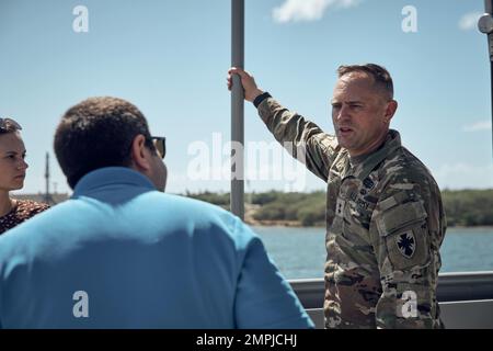 Der kommandierende General des Kommandos Theater Sustainment 8., Generalmajor Jered P. Helwig, beherbergt Kongressabgeordnete zu einem Besuch an Bord des Logistikschiffs 4 (LSV4), LT. General William B. Bunker, 25. Oktober 2022, Joint Base Pearl Harbor Hickam, Hawaii. Während der Fahrt erhielten die Mitarbeitervertreter eine Einweisung in die Fähigkeiten, Operationen und Aktivitäten der Army Watercraft Systems und der Commandements Sustainability Operations im indopazifischen Einsatzgebiet. Stockfoto