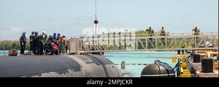 221025-N-EJ241-1369 DIEGO GARCIA, Britisches Territorium im Indischen Ozean (25. Oktober 2022) – Seeleute, die dem U-Boot USS West Virginia (SSBN-736) der Ohio-Klasse mit ballistischen Raketen zugeteilt wurden, salutieren während eines planmäßigen Hafenbesuchs in den USA Fazilität zur Unterstützung der Marine (NSF) Diego Garcia. Dieser Hafenbesuch in Diego Garcia spiegelt das Engagement der Vereinigten Staaten für die Region Indopazifik wider und ergänzt die zahlreichen Übungen, Schulungen, Einsätze und anderen militärischen Kooperationsmaßnahmen, die von den strategischen Streitkräften durchgeführt werden, um sicherzustellen, dass sie jederzeit rund um den Globus verfügbar und einsatzbereit sind Stockfoto